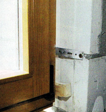 Stalowe kotwy to uniwersalny sposób mocowania okna - są sprężyste, pasują do różnych profili okiennych i można je odginać w górę lub w dół tak, aby wkręt trafił w nośne podłoże. Kotwy przykręca się do ściany dopiero po wypoziomowaniu ramy i ustabilizowaniu jej klinami